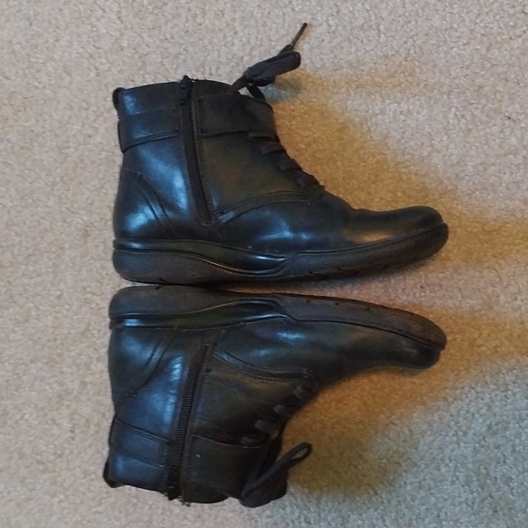 Clark's boots - Picture 2 of 4